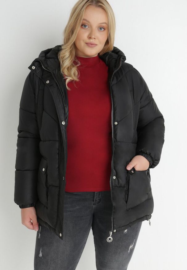 Born2be - Czarna Kurtka Pikowana z Kapturem Lannea. Typ kołnierza: kaptur. Kolekcja: plus size. Kolor: czarny. Materiał: jeans. Długość rękawa: długi rękaw. Długość: długie