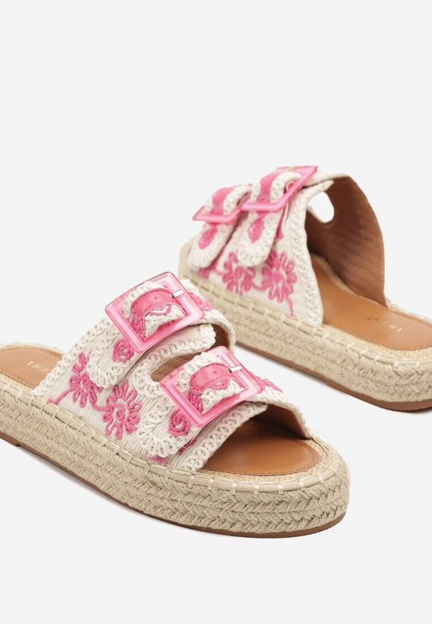 Renee - Beżowo-Różowe Klapki Vices Ozdobione Klamrami i Plecionką Narseli. Kolor: beżowy. Materiał: zamsz, len. Wzór: aplikacja. Sezon: lato. Styl: boho
