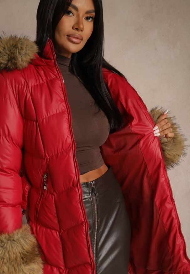 Renee - Czerwona Kurtka z Pikowanymi Przeszyciami Kapturem i Futrzanymi Wstawkami Olerrea. Okazja: na co dzień, na spacer. Kolor: czerwony. Materiał: futro. Sezon: zima. Styl: casual