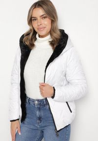 Born2be - Biała Pikowana Kurtka z Kapturem o Dwustronnym Kroju Tahalia. Okazja: na spacer. Typ kołnierza: kaptur. Kolor: biały. Materiał: dzianina, poliester, wełna, jeans, futro #1