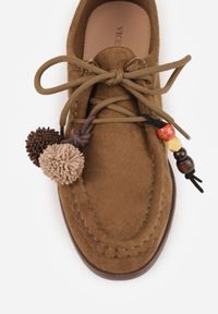 Renee - Ciemnobeżowe Mokasyny VICES ze Skórzaną Wkładką i Pomponami Loraerin. Nosek buta: okrągły. Kolor: beżowy. Materiał: skóra. Wzór: aplikacja. Obcas: na obcasie. Wysokość obcasa: niski #6
