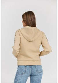 Guess - GUESS Beżowa damska bluza Hood Studs Logo, Rozmiar S. Kolor: beżowy. Materiał: materiał, poliester, wiskoza, elastan. Długość rękawa: długi rękaw. Długość: długie