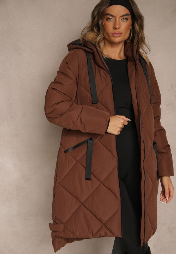 Renee - Brązowa Pikowana Kurtka z Przeszyciem w Kratę Kapturem i Kieszeniami Zenetta. Typ kołnierza: kaptur. Kolor: brązowy. Materiał: jeans. Długość: długie. Styl: sportowy, klasyczny, elegancki