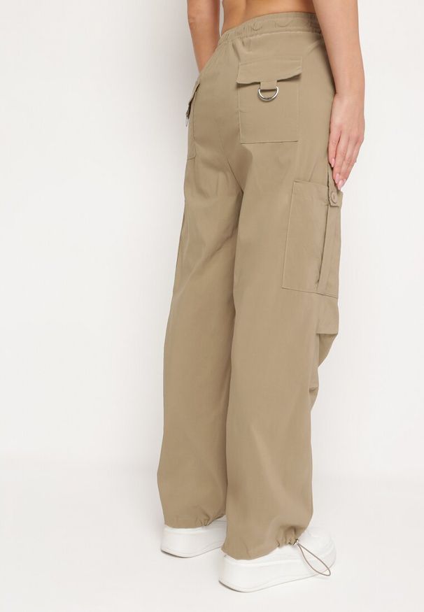 Born2be - Ciemnobeżowe Spodnie Bojówki z Wysokim Stanem z Gumką w Pasie z Kieszeniami Biorella. Okazja: na co dzień. Stan: podwyższony. Kolor: beżowy. Długość: długie. Styl: elegancki, casual