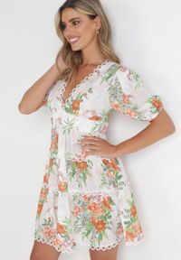 Born2be - Biała Rozkloszowana Sukienka Mini w Kwiaty z Koronką przy Dekolcie i Falbanką Daninia. Kolor: biały. Materiał: koronka. Długość rękawa: krótki rękaw. Wzór: koronka, kwiaty. Długość: mini #2