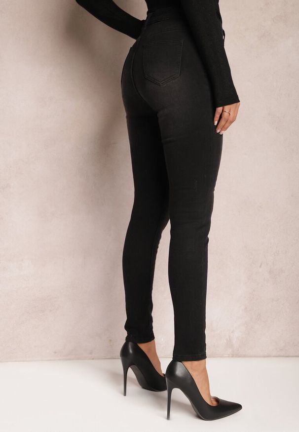 Renee - Czarne Jeansy o Fasonie Skinny z Cyrkoniami Przy Kieszeniach Aklesse. Kolor: czarny
