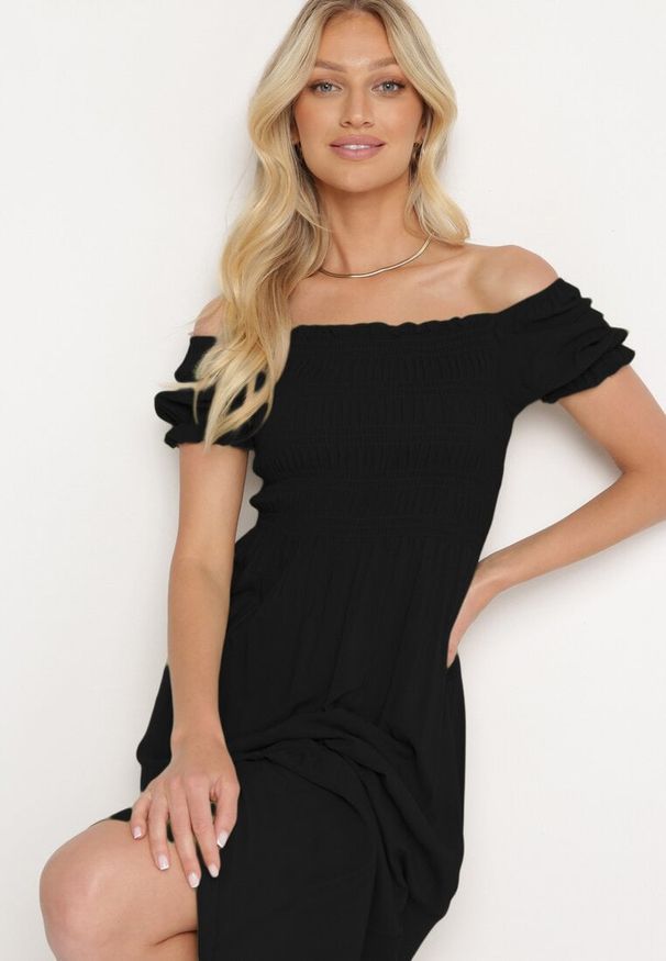 Born2be - Czarna Rozkloszowana Sukienka z Bawełny z Gumką w Talii i Falbankami Dimissa. Typ kołnierza: kołnierz z falbankami. Kolor: czarny. Materiał: bawełna. Sezon: lato