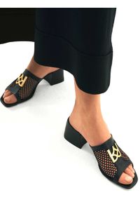 Kazar - Czarne klapki damskie. Kolor: czarny. Materiał: tkanina, skóra. Wzór: ażurowy, aplikacja. Obcas: na obcasie. Styl: elegancki. Wysokość obcasa: średni #5