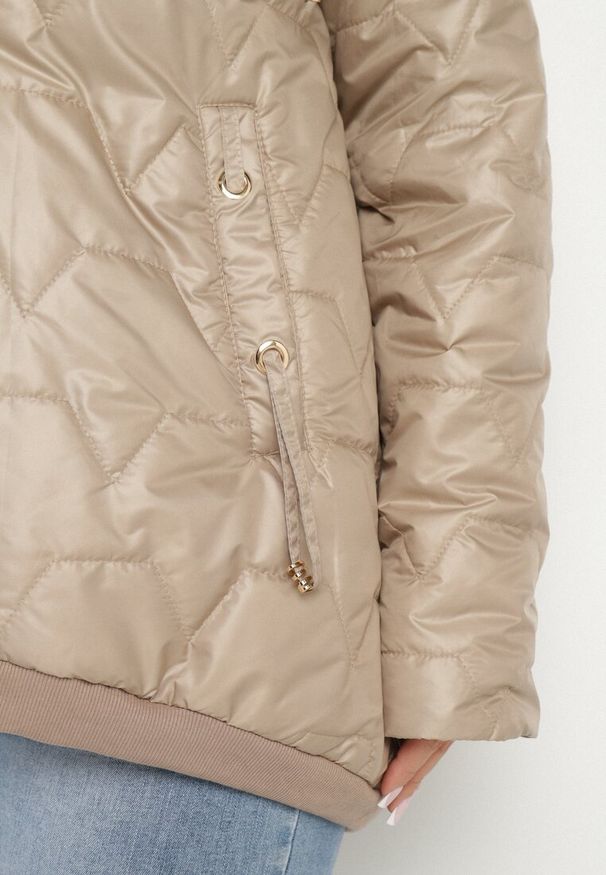 Born2be - Ciemnobeżowa Kurtka Pikowana o Pudełkowym Kroju z Kapturem Nusolea. Okazja: na co dzień. Typ kołnierza: kaptur. Kolekcja: plus size. Kolor: beżowy. Materiał: jeans. Styl: elegancki, casual
