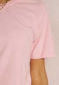 Renee - Jasnoróżowy T-shirt Purple. Kolekcja: plus size. Kolor: różowy. Materiał: tkanina, bawełna. Długość rękawa: krótki rękaw. Długość: krótkie. Wzór: gładki, jednolity, aplikacja. Styl: klasyczny #5
