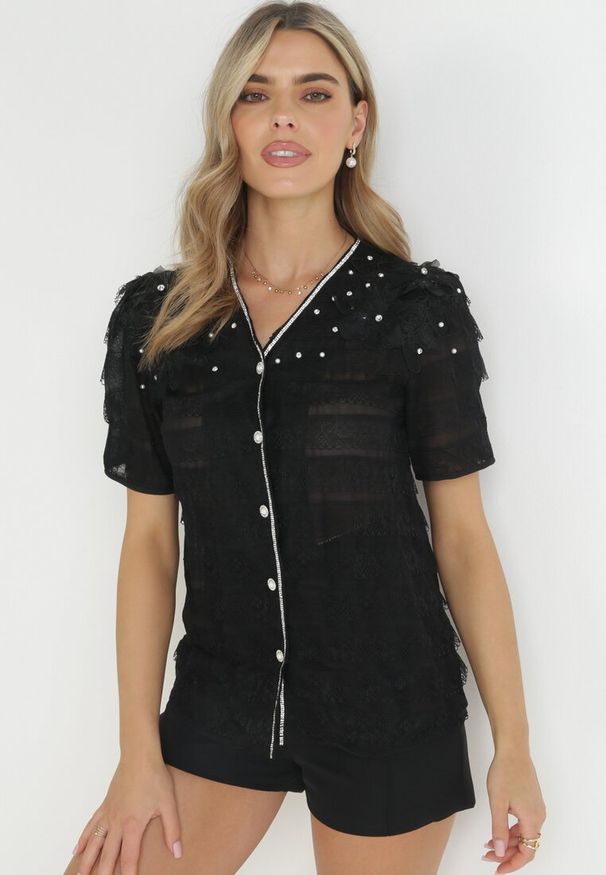 Born2be - Czarna Koronkowa Koszula z Krótkim Rękawem Cherina. Typ kołnierza: kołnierz z falbankami. Kolor: czarny. Materiał: koronka. Długość rękawa: krótki rękaw. Długość: krótkie. Wzór: aplikacja, koronka, kwiaty