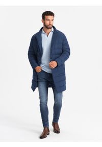 Ombre Clothing - Długa pikowana kurtka męska z klapami i podpinką – ciemnoniebieska V1 - Rozmiar: M. Kolor: niebieski. Materiał: syntetyk, tkanina, poliester, materiał. Długość: długie. Wzór: jednolity. Styl: elegancki