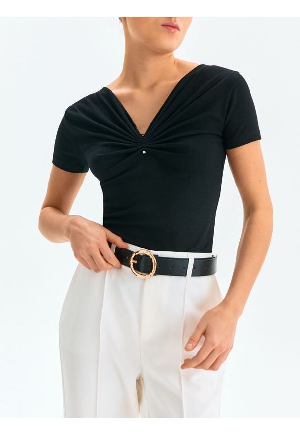 Sinsay - Pasek z imitacji skóry ze złotą klamrą - czarny. Kolor: czarny. Materiał: skóra