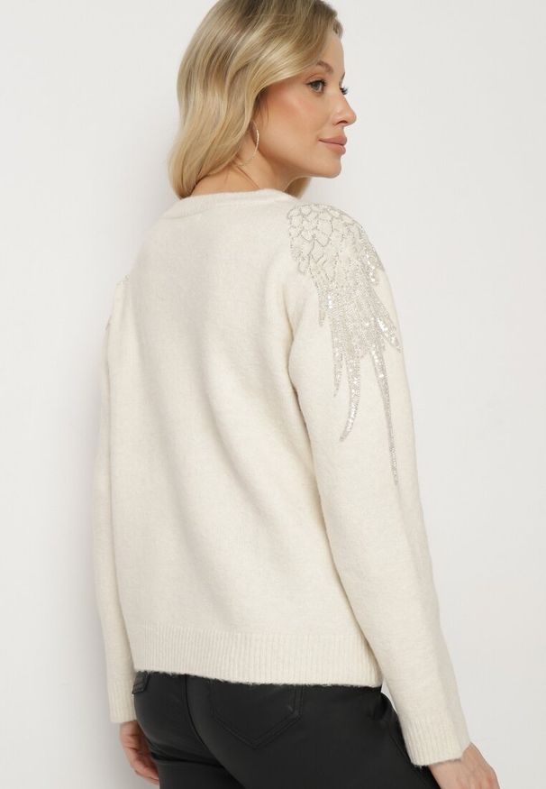 Born2be - Jasnobeżowy Sweter z Wełną i Aplikacjami na Ramionach Gebirae. Okazja: na co dzień. Kolor: beżowy. Materiał: wełna. Długość rękawa: długi rękaw. Długość: długie. Wzór: aplikacja. Styl: wizytowy, elegancki, casual
