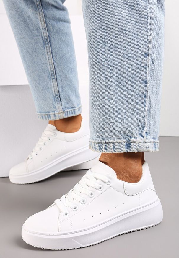Renee - Białe Sneakersy z Ekoskóry na Grubej Podeszwie ze Sznurowaniem Serizia. Okazja: na co dzień. Zapięcie: sznurówki. Kolor: biały. Materiał: jeans. Obcas: na platformie