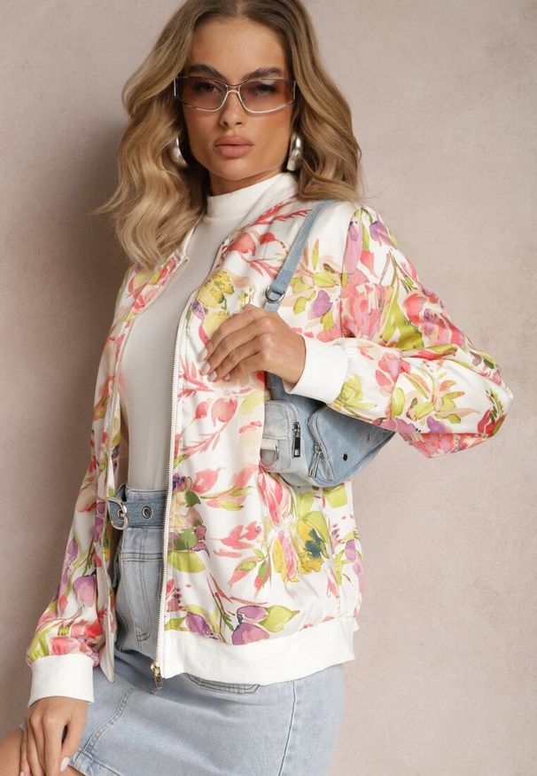 Renee - Biała Kurtka Bomberka w Kwiaty ze Ściągaczami Lirissa. Kolor: biały. Wzór: kwiaty. Styl: elegancki