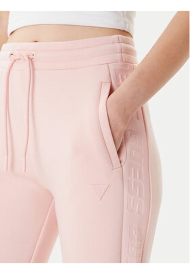 Guess Spodnie dresowe V3RB21 K7UW2 Różowy Regular Fit. Kolor: różowy. Materiał: wiskoza