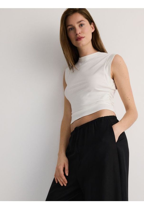 Reserved - T-shirt z marszczeniami - złamana biel. Materiał: bawełna, wiskoza, tkanina. Wzór: gładki