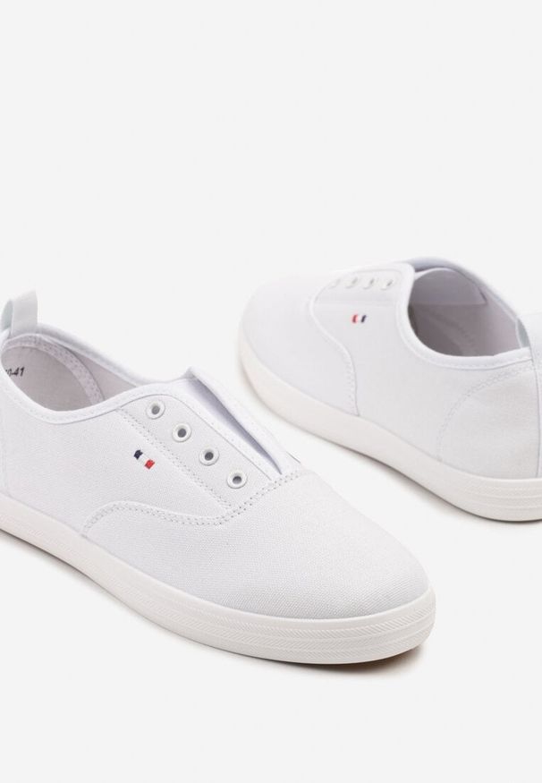 Renee - Białe Wsuwane Tenisówki w Casualowym Stylu Sepessa. Zapięcie: bez zapięcia. Kolor: biały. Materiał: jeans. Styl: elegancki