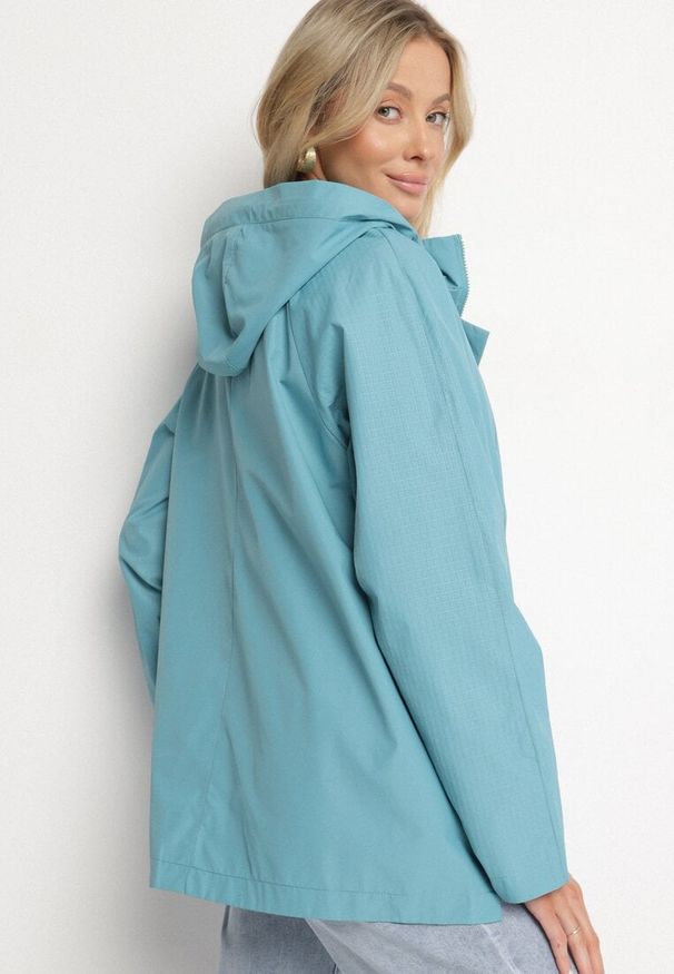Born2be - Niebieska Kurtka w Stylu Wiatrówki z Odpinanym Kapturem Ndivisa. Okazja: na co dzień. Kolor: niebieski. Materiał: jeans. Styl: klasyczny, casual