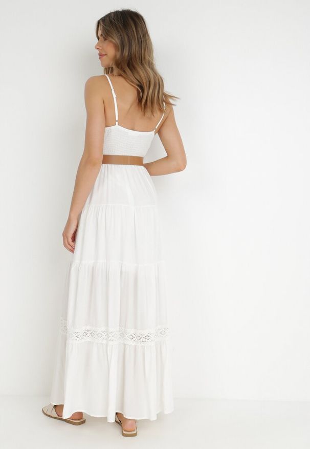 Born2be - Biała Sukienka z Paskiem Maerea. Typ kołnierza: dekolt kopertowy. Kolor: biały. Wzór: gładki. Typ sukienki: rozkloszowane, kopertowe. Materiał: koronka. Długość rękawa: na ramiączkach. Sezon: lato. Styl: boho. Długość: maxi
