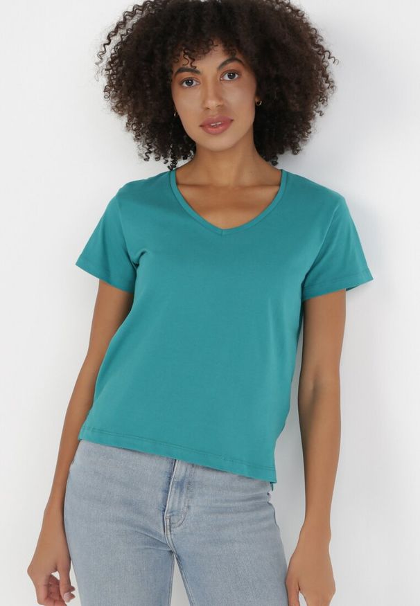 Born2be - Niebieski T-shirt Metoreia. Okazja: na co dzień. Kolor: niebieski. Materiał: bawełna, dzianina. Długość rękawa: krótki rękaw. Długość: krótkie. Wzór: gładki. Styl: sportowy, casual