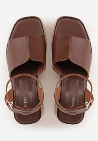 Renee - Ciemnobrązowe Sandały z Klamerką VICES na Koturnie Stylizowanym na Drewniany Lynnoris. Okazja: na imprezę, na co dzień. Zapięcie: pasek. Kolor: brązowy. Sezon: lato. Obcas: na koturnie. Styl: boho, casual #2