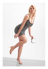 Guess Sukienka codzienna 182718 Czarny Classic Fit. Okazja: na co dzień. Kolor: czarny. Typ sukienki: proste. Styl: casual #2