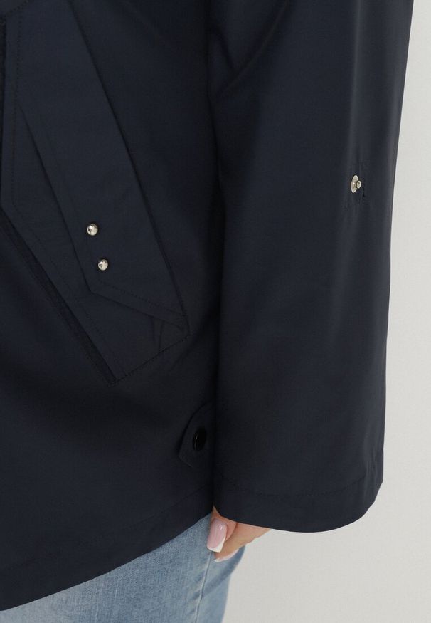 Born2be - Granatowa Kurtka Typu Wiatrówka z Podwijanymi Rękawami i Odpinanym Kapturem Adivlis. Okazja: na co dzień. Kolor: niebieski. Materiał: jeans. Styl: klasyczny, casual