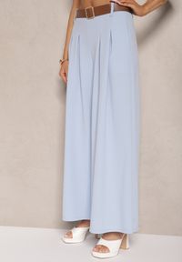 Renee - Jasnoniebieskie Spodnie o Szerokim Kroju High Waist Ozdobione Paskiem Rasalle. Okazja: na co dzień. Stan: podwyższony. Kolor: niebieski. Wzór: aplikacja. Styl: elegancki, casual