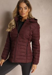 Renee - Bordowa Kurtka Ozdobiona Pikowaniem Wykończona Sznurkami i Kapturem Mivissa. Okazja: na co dzień, na spacer. Kolor: czerwony. Materiał: jeans. Wzór: aplikacja. Styl: elegancki, casual