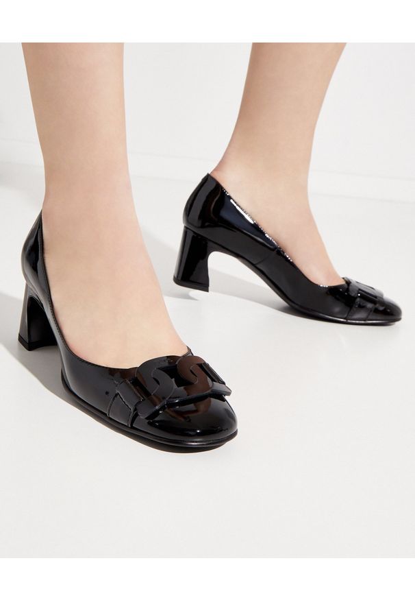 TOD'S - Czarne buty na obcasie. Nosek buta: okrągły. Kolor: czarny. Materiał: lakier, guma. Wzór: aplikacja, geometria. Obcas: na obcasie. Styl: klasyczny, elegancki. Wysokość obcasa: średni