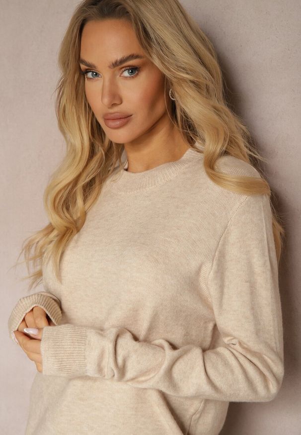 Renee - Beżowy Sweter o Klasycznym Kroju z Wełną Mairissa. Okazja: na spotkanie biznesowe, na co dzień, na spacer. Kolor: beżowy. Materiał: wełna. Styl: klasyczny