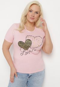 Born2be - Różowy Bawełniany T-shirt Koszulka z Krótkim Rękawem Zdobiona Nadrukiem i Cyrkoniami Corila. Okazja: na co dzień, na spacer. Kolekcja: plus size. Kolor: różowy. Materiał: bawełna. Długość rękawa: krótki rękaw. Długość: krótkie. Wzór: aplikacja, nadruk. Styl: klasyczny, glamour, casual #5