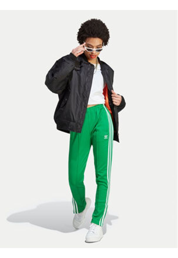 Adidas - adidas Spodnie dresowe adicolor SST IK6601 Zielony Slim Fit. Kolor: zielony. Materiał: bawełna