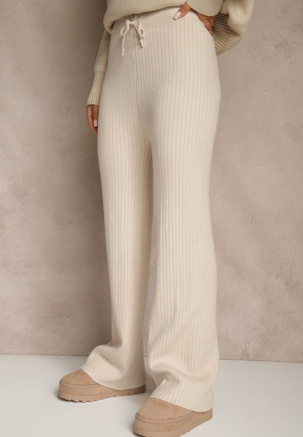 Renee - Jasnobeżowe Szerokie Spodnie z Wełną High Waist z Prążkowanego Materiału Reinna. Okazja: na co dzień. Stan: podwyższony. Kolor: beżowy. Materiał: prążkowany, materiał, wełna. Styl: casual