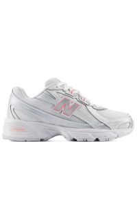 Buty młodzieżowe New Balance G7408M0 - białe. Kolor: biały. Materiał: materiał, syntetyk. Szerokość cholewki: normalna. Sezon: lato. Sport: turystyka piesza #1