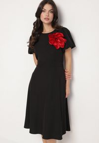 Born2be - Czarna Sukienka Vices o Rozkloszowanym Kroju z Odpinanym Kwiatem 3D Rallarea. Kolor: czarny. Wzór: kwiaty. Sezon: lato, wiosna