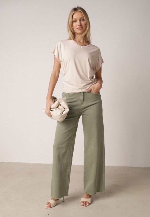 Born2be - Beżowy T-shirt z Wiskozy z Trójkątnym Dekoltem Achiore. Okazja: na co dzień. Kolor: beżowy. Materiał: wiskoza. Styl: casual, klasyczny