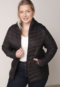 Born2be - Czarna Lekka Kurtka Przejściowa z Pikowaniem i Odpinanym Kapturem Alissara. Okazja: na co dzień. Kolekcja: plus size. Kolor: czarny. Materiał: jeans, nylon. Styl: casual, klasyczny #3