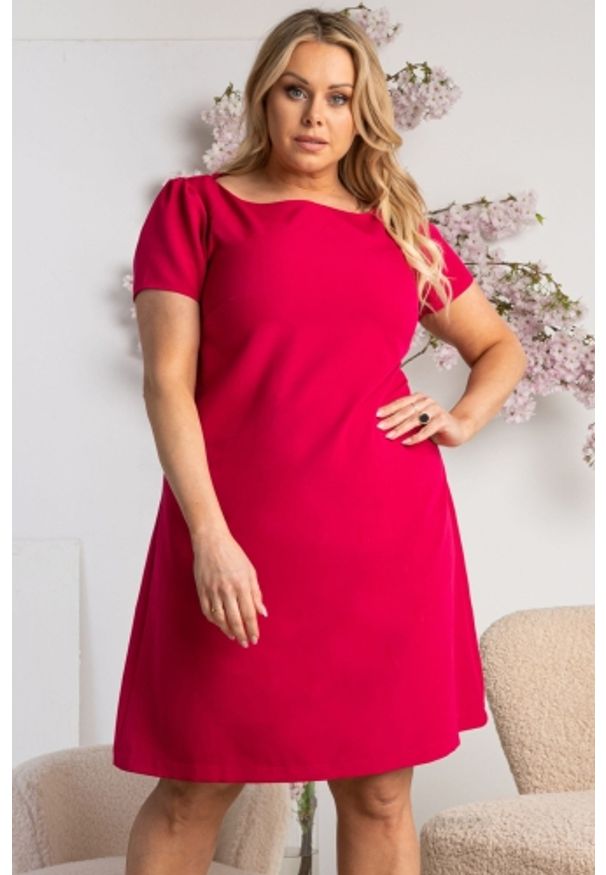 KARKO - Sukienka na wesele trapezowa elegancka KLEMENTYNA LETNIA malinowa. Okazja: na wesele, na ślub cywilny. Typ kołnierza: dekolt w łódkę. Kolekcja: plus size. Kolor: różowy. Materiał: tkanina, poliester, elastan. Sezon: lato. Typ sukienki: trapezowe. Styl: elegancki. Długość: midi