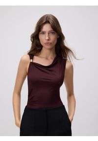 Reserved - Body z ozdobnym detalem - bordowy. Kolor: czerwony. Materiał: dzianina. Wzór: gładki