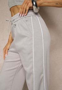 Renee - Jasnoszare Spodnie Dresowe z Bawełną o Szerokim Kroju High Waist z Paskami Salliara. Stan: podwyższony. Kolor: szary. Materiał: dresówka, bawełna #5