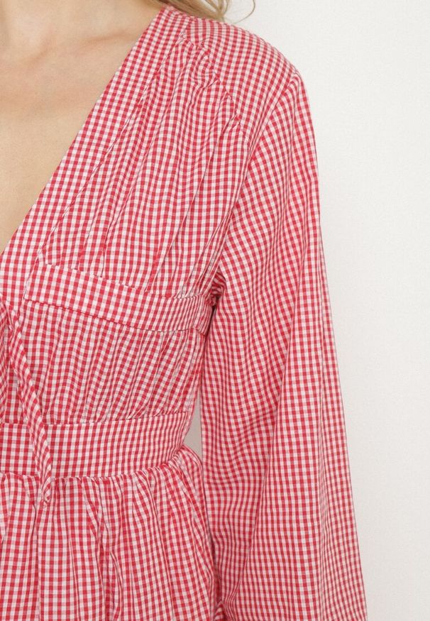 Born2be - Czerwona Sukienka w Drobną Kratkę z Wiązaniem Przy Dekolcie Noemis. Okazja: na co dzień, do pracy. Typ kołnierza: dekolt w kształcie V. Kolor: czerwony. Długość rękawa: długi rękaw. Wzór: kratka. Typ sukienki: proste. Styl: casual
