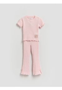 Reserved - Prążkowany komplet z naszywką - pastelowy róż. Kolor: różowy. Materiał: prążkowany. Wzór: aplikacja #1