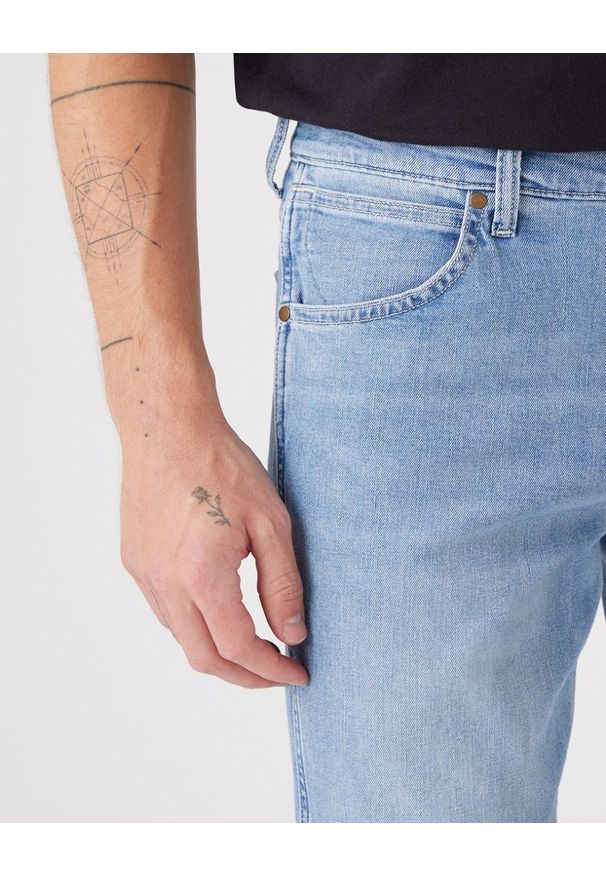 Wrangler - WRANGLER GREENSBORO MĘSKIE SPODNIE JEANSOWE HIGHLITE W15QYJ38T 112145843