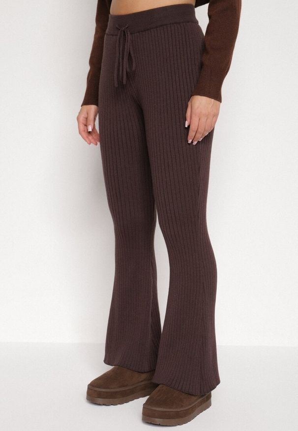 Born2be - Brązowe Spodnie z Wiskozą i Wysokim Stanem Typu Dzwony Tusvira. Okazja: na co dzień. Stan: podwyższony. Kolor: brązowy. Materiał: wiskoza. Styl: casual, elegancki
