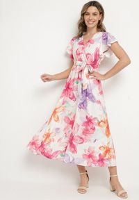 Born2be - Fuksjowa Sukienka w Kwiaty o Kopertowym Kroju z Wiązanym Paskiem Redanae. Okazja: na co dzień. Kolor: różowy. Wzór: kwiaty. Typ sukienki: kopertowe. Styl: casual, elegancki #1