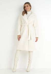 Born2be - Biały Płaszcz Futrzany z Wiązanym Paskiem Pargol. Kolor: biały. Materiał: futro #5
