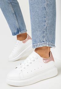 Born2be - Biało-Różowe Sneakersy Sondos. Nosek buta: okrągły. Kolor: biały. Materiał: skóra ekologiczna. Szerokość cholewki: normalna. Obcas: na platformie